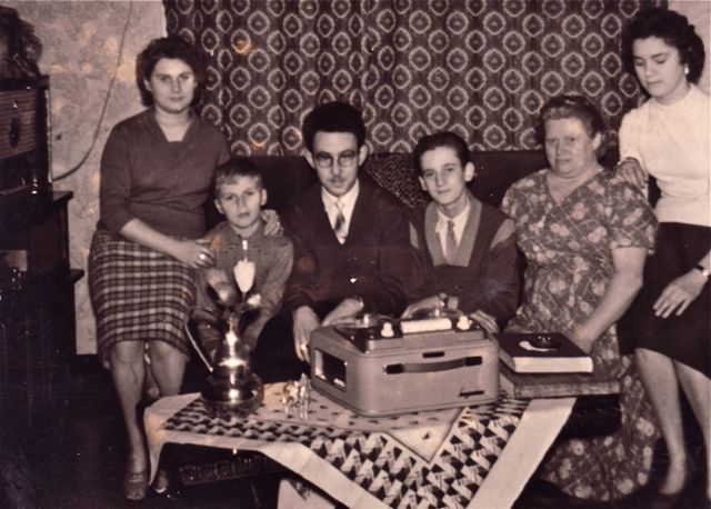 Toen wij gezamenlijk de cursus Russisch hadden afgemaakt vroegen wij een diploma. Wij kregen een njet en dat begrepen we.